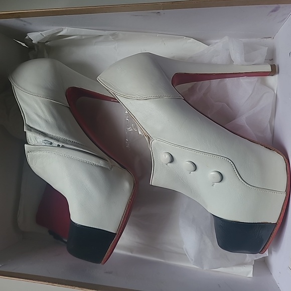 Christian Louboutin - Picture 7 of 8